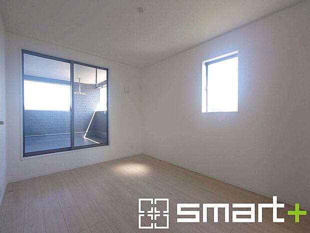 ~2面採光の明るいお部屋~ ・洋室は2面採光とする事で穏やかな陽の入る明るい空間となっております。 ・くつろぎのプライベート時間を明るい空間で穏やかにお過ごしいただけます。
