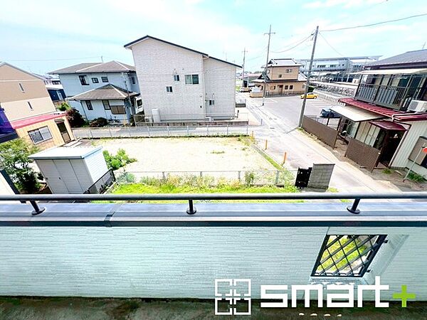 ～開放感あふれるバルコニー～ ・晴れた日には気持ちの良い風が通り抜けます。 ・毎日の暮らしにゆとりをプラスしてくれます