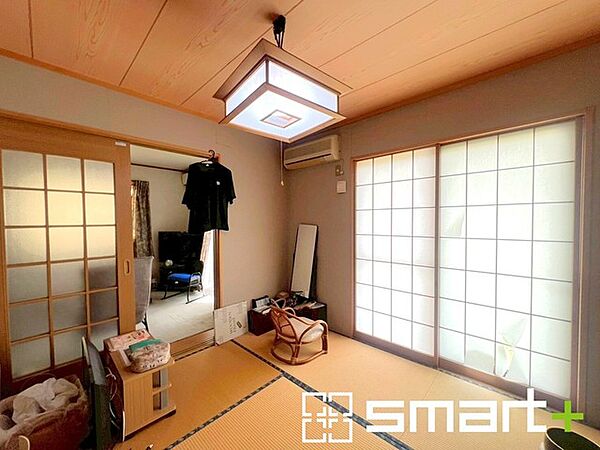 ～くつろぎを演出する和室～ ・畳ならではの温もりを感じられる一部屋です。 ・ぜひ現地で心地よい雰囲気をご体感ください。