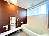 浴室：～一日の疲れを癒すゆとりのバスルーム～ ・足を伸ばしてゆったりくつろげる浴槽で、毎日のバスタイムが癒しの時間に。 ・窓付きなので換気もしやすく、清潔な空間を保ちやすい浴室です。