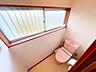 トイレ：明るく心地よいレストルーム～ ・自然光が差し込む窓付きで、開放感のあるトイレです。 ・温水洗浄便座付きで、毎日快適にご利用いただけます。