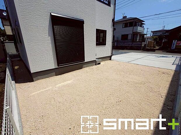 ~お庭もある余裕の敷地~ ・広々した敷地にはお庭もご用意。お庭があるだけで余裕を感じますね。 ・防草シートや人工芝の敷設などのオプションもお気軽にご相談くださいませ。