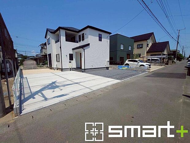 ~閑静な住宅街の立地~ ・周辺は閑静な住宅街となっておりますので、静かな暮らしをご実現いただけます。 ・前面道路の交通量も多くないので、小さなお子様がいるご家庭でもご安心ですね。