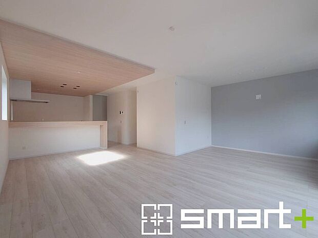 ~折下げ天井でオシャレな空間~ ・キッチン部分に折下げ天井を施すことでリビングが広く見える効果もあり、開放的な空間が広がります。 ・メリハリのあるオシャレなキッチンで毎日の家事も楽しくなりますね。
