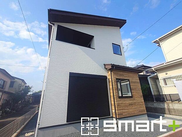 ~閑静な住宅街の立地~ ・周辺は閑静な住宅街となっておりますので、静かな暮らしをご実現いただけます。 ・前面道路の交通量も多くないので、小さなお子様がいるご家庭でもご安心ですね。