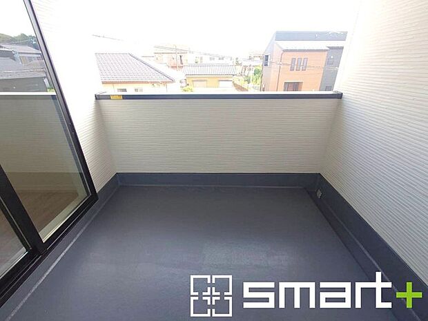 ～屋根付きのバルコニー～ ・バルコニーは屋根付きなので急な雨でも安心です。 ・奥行きもあるので洗濯物が干しやすいのも嬉しいポイントですね。 