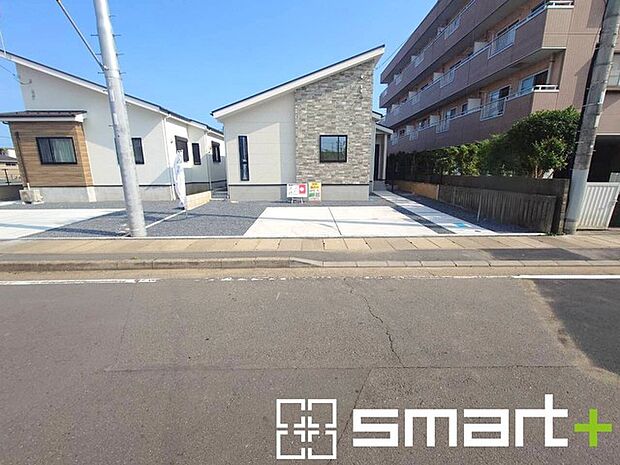 ~十分な広さのある前面道路~ ・前面道路は約6mございますので、お車でのすれ違いも楽々で余計なストレスがかかりません。 ・日々お車での移動が多い方には大切なポイントですね。