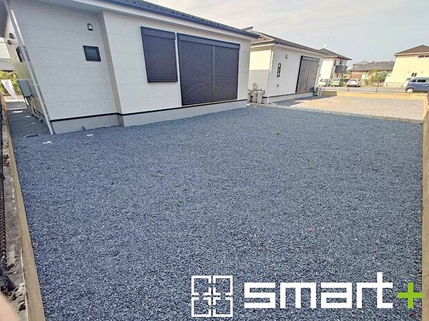 ~広々したお庭のある邸宅~ ・余裕の敷地には広いお庭もご用意。 ・ガーデニングや安らぎの空間として、倉庫を置いたりと様々な活用が可能です。 ・人工芝の敷設などもお気軽にご相談くださいませ。