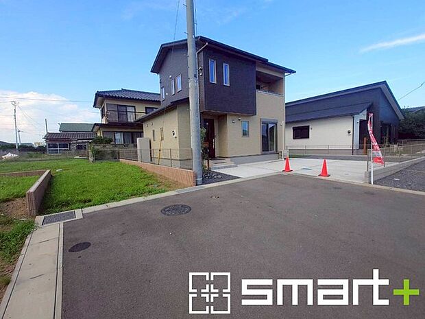 ~閑静な住宅街の立地~ ・周辺は閑静な住宅街となっておりますので、静かな暮らしをご実現いただけます。 ・前面道路の交通量も多くないので、小さなお子様がいるご家庭でもご安心ですね。