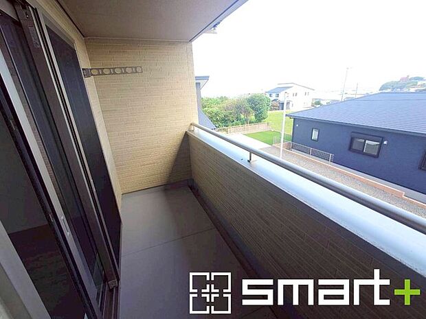 ~屋根付きのバルコニー~ ・バルコニーは屋根付きなので急な雨でも安心です。 ・奥行きもあるので洗濯物が干しやすいのも嬉しいポイントですね。