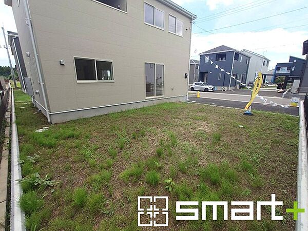 ～広々したお庭のある邸宅～ ・余裕の敷地には広いお庭もご用意。 ・ガーデニングや安らぎの空間として、倉庫を置いたりと様々な活用が可能です。 ・人工芝の敷設などもお気軽にご相談くださいませ。