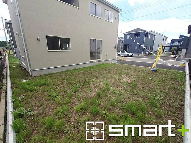 ～広々したお庭のある邸宅～ ・余裕の敷地には広いお庭もご用意。 ・ガーデニングや安らぎの空間として、倉庫を置いたりと様々な活用が可能です。 ・人工芝の敷設などもお気軽にご相談くださいませ。 