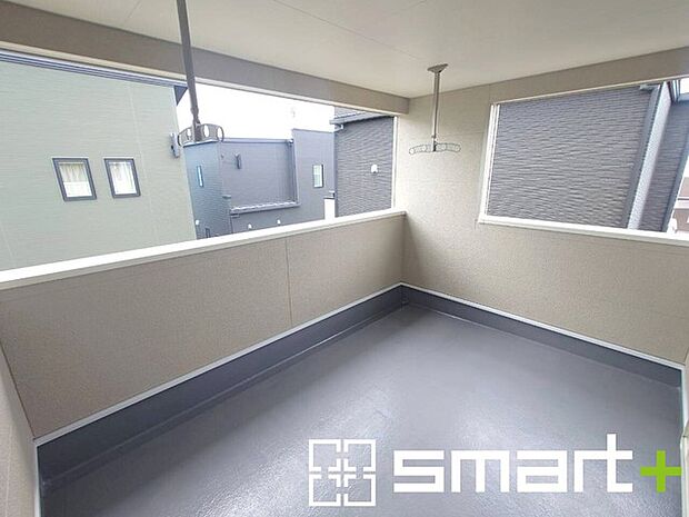 ～屋根付きのバルコニー～ ・バルコニーは屋根付きなので急な雨でも安心です。 ・奥行きもあるので洗濯物が干しやすいのも嬉しいポイントですね。 