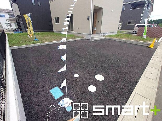 ～ゆとりあるカースペース～ ・セカンドカーや来客時にも困らないカースペース2台分は並列駐車可能でお車の出し入れもラクラク。 ・自転車やバイク、物置などもおける余裕の広さです。