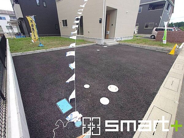 ～ゆとりあるカースペース～ ・セカンドカーや来客時にも困らないカースペース2台分は並列駐車可能でお車の出し入れもラクラク。 ・自転車やバイク、物置などもおける余裕の広さです。