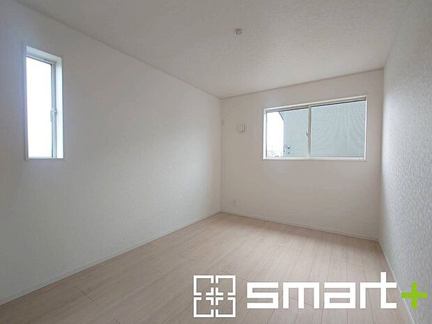 ～2面採光の明るいお部屋～ ・洋室は2面採光とする事で穏やかな陽の入る明るい空間となっております。 ・くつろぎのプライベート時間を明るい空間で穏やかにお過ごしいただけます。 