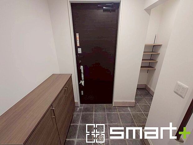 ~シューズインクロークのある玄関~ ・玄関横にシューズインクロークをご用意。 ・追加の靴置きとしてはもちろん、スキー・ゴルフなど趣味の用具の置場としてもご利用いただけます。