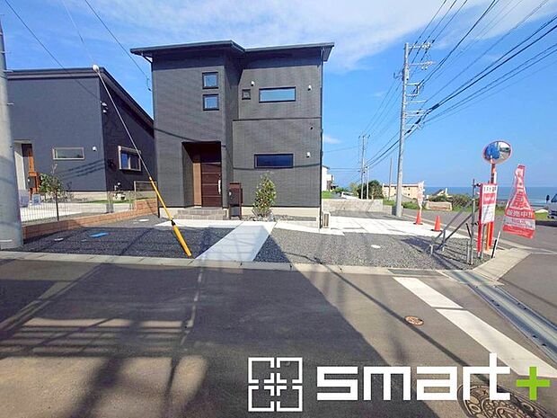 ~開放感ある角地のお住まい~ ・2方向が空く事で開放感のある角地に位置しております。 ・窮屈な感じが無く、ゆったりと暮らせるこの魅力をぜひ現地でご体感くださいませ。