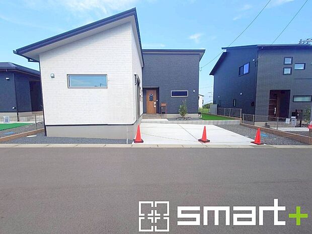 ～閑静な住宅街の立地～ ・周辺は閑静な住宅街となっておりますので、静かな暮らしをご実現いただけます。 ・前面道路の交通量も多くないので、小さなお子様がいるご家庭でもご安心ですね。 