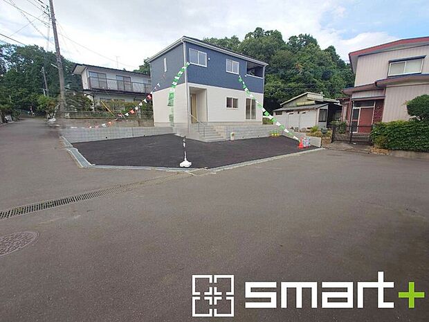 ～開放感ある角地のお住まい～ ・2方向が空く事で開放感のある角地に位置しております。 ・窮屈な感じが無く、ゆったりと暮らせるこの魅力をぜひ現地でご体感くださいませ。 
