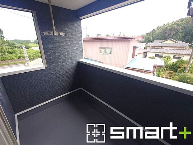 ~屋根付きのバルコニー~ ・バルコニーは屋根付きなので急な雨でも安心です。 ・奥行きもあるので洗濯物が干しやすいのも嬉しいポイントですね。