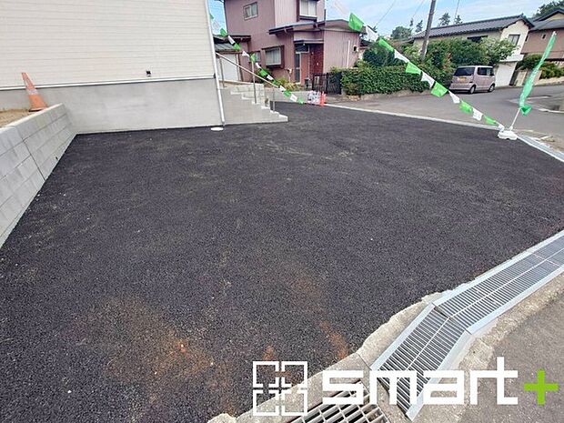 ～ゆとりあるカースペース～ ・セカンドカーや来客時にも困らないカースペース2台分は並列駐車可能でお車の出し入れもラクラク。 ・自転車やバイク、物置などもおける余裕の広さです。