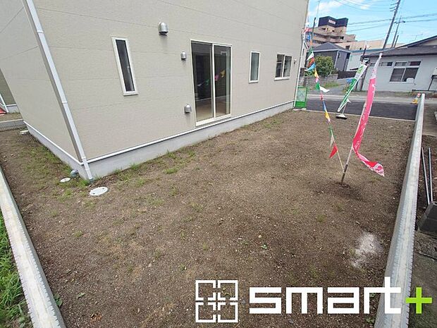~広々したお庭のある邸宅~ ・余裕の敷地には広いお庭もご用意。 ・ガーデニングや安らぎの空間として、倉庫を置いたりと様々な活用が可能です。 ・人工芝の敷設などもお気軽にご相談くださいませ。