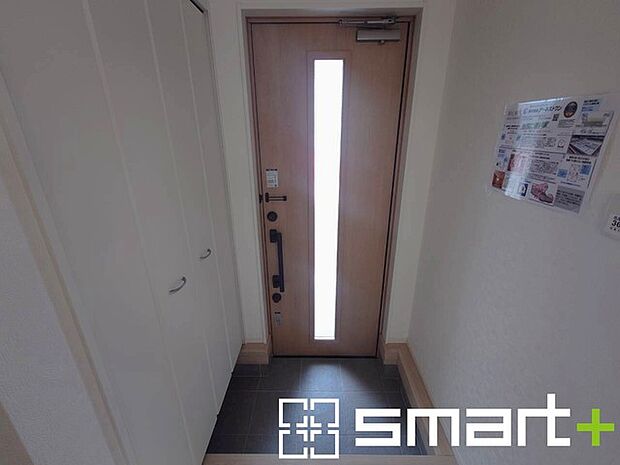 ~穏やかな陽が入る玄関~ ・玄関ドアにガラス部分を設ける事で穏やかな陽の入る玄関になります。 ・備え付けのシューズボックスはたっぷりしまえて玄関がスッキリ片付きますね。