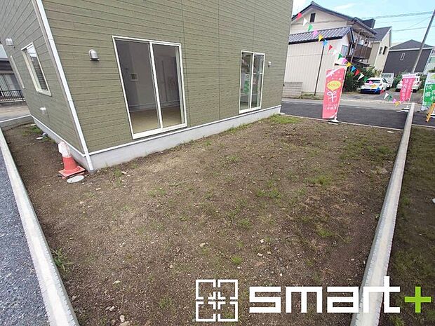 ~広々したお庭のある邸宅~ ・余裕の敷地には広いお庭もご用意。 ・ガーデニングや安らぎの空間として、倉庫を置いたりと様々な活用が可能です。 ・人工芝の敷設などもお気軽にご相談くださいませ。