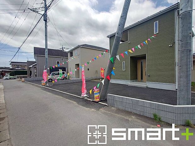 ~閑静な住宅街の立地~ ・周辺は閑静な住宅街となっておりますので、静かな暮らしをご実現いただけます。 ・前面道路の交通量も多くないので、小さなお子様がいるご家庭でもご安心ですね。