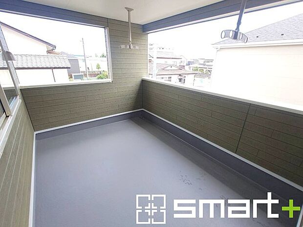 ~屋根付きのバルコニー~ ・バルコニーは屋根付きなので急な雨でも安心です。 ・奥行きもあるので洗濯物が干しやすいのも嬉しいポイントですね。