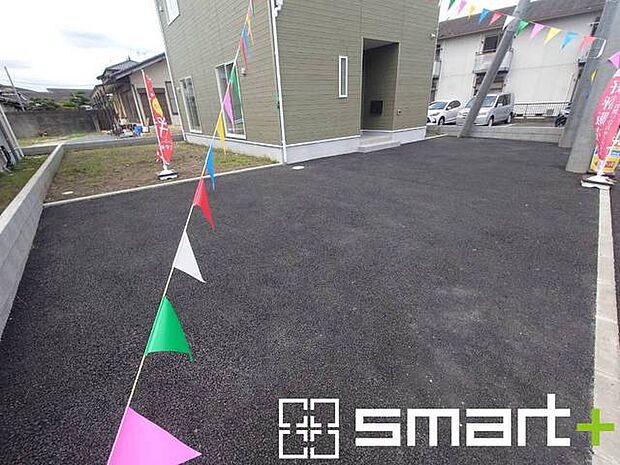 ~ゆとりあるカースペース~ ・セカンドカーや来客時にも困らないカースペース3台分は並列駐車可能でお車の出し入れもラクラク。 ・自転車やバイク、物置などもおける余裕の広さです。