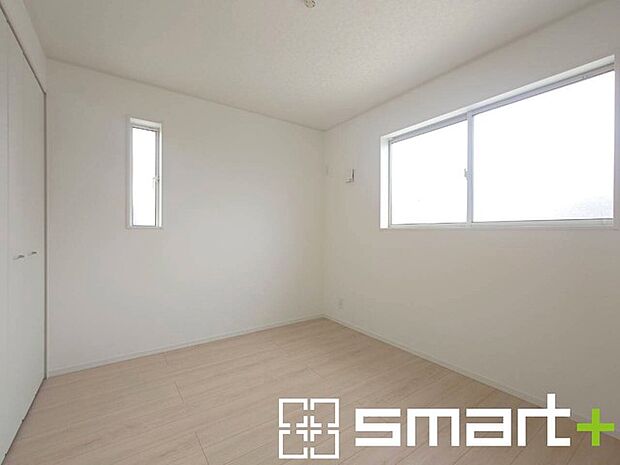~2面採光の明るいお部屋~ ・洋室は2面採光とする事で穏やかな陽の入る明るい空間となっております。 ・くつろぎのプライベート時間を明るい空間で穏やかにお過ごしいただけます。