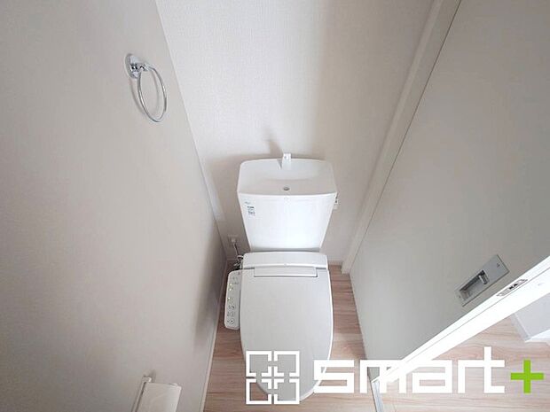~やはり便利なタンク式トイレ~ ・最近はタンクレストイレもございますが、タンク式の場合は停電時もお水を流すことが可能。 ・故障時なども比較的費用が安くなるなど、メリットが多くなります。