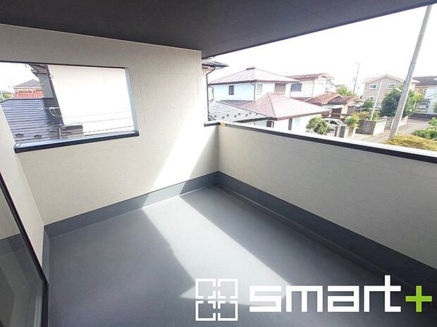 ~インナーバルコニー~ ・バルコニーは屋根付きなので急な雨でも安心です。 ・奥行きもあるので洗濯物が干しやすいのも嬉しいポイントですね。