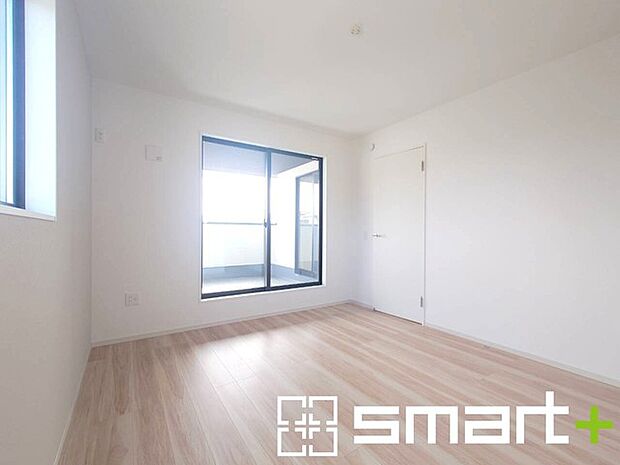 ~2面採光の明るいお部屋~ ・洋室は2面採光とする事で穏やかな陽の入る明るい空間となっております。 ・くつろぎのプライベート時間を明るい空間で穏やかにお過ごしいただけます。