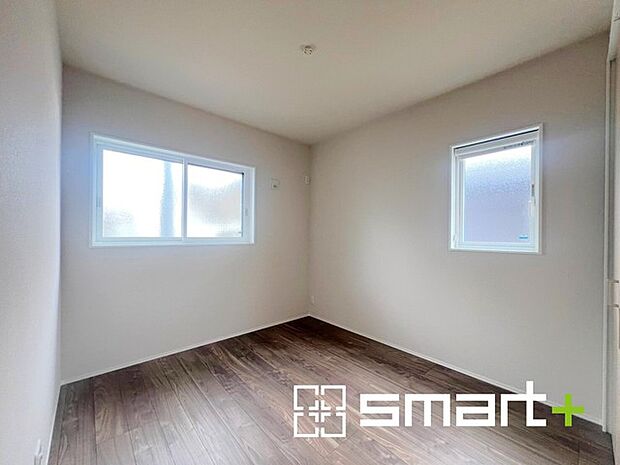 ~2面採光の明るいお部屋~ ・洋室は2面採光とする事で穏やかな陽の入る明るい空間となっております。 ・くつろぎのプライベート時間を明るい空間で穏やかにお過ごしいただけます。