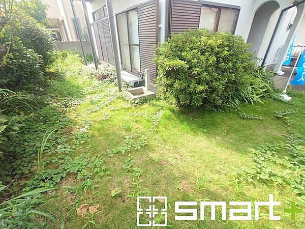 ～広々したお庭のある邸宅～ ・余裕の敷地には広いお庭もご用意。 ・ガーデニングや安らぎの空間として、倉庫を置いたりと様々な活用が可能です。 ・人工芝の敷設などもお気軽にご相談くださいませ。