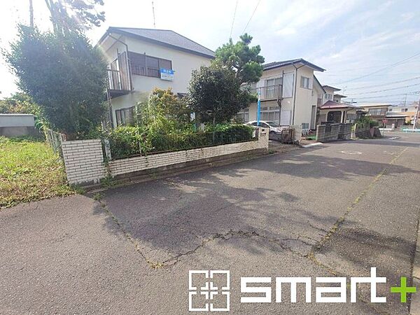 ～閑静な住宅街の立地～ ・周辺は閑静な住宅街となっておりますので、静かな暮らしをご実現いただけます。 ・前面道路の交通量も多くないので、小さなお子様がいるご家庭でもご安心ですね。