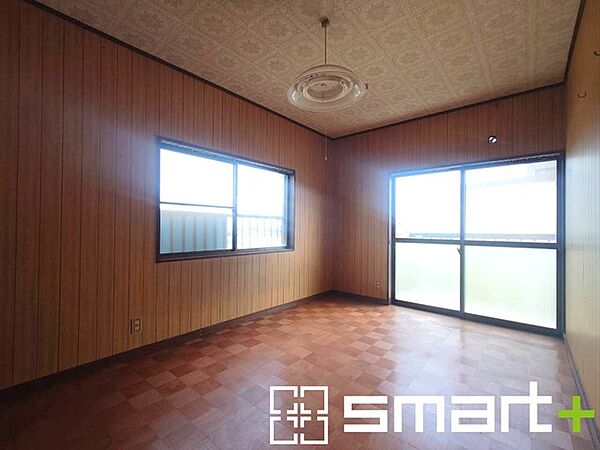 ～2面採光の明るいお部屋～ ・洋室は2面採光とする事で穏やかな陽の入る明るい空間となっております。 ・くつろぎのプライベート時間を明るい空間で穏やかにお過ごしいただけます。
