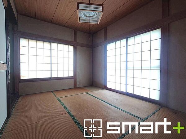 ～2面採光の明るいお部屋～ ・和室は2面採光とする事で穏やかな陽の入る明るい空間となっております。 ・くつろぎのプライベート時間を明るい空間で穏やかにお過ごしいただけます。
