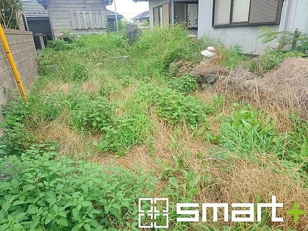 ～広々したお庭のある邸宅～ ・余裕の敷地には広いお庭もご用意。 ・ガーデニングや安らぎの空間として、倉庫を置いたりと様々な活用が可能です。 ・人工芝の敷設などもお気軽にご相談くださいませ。