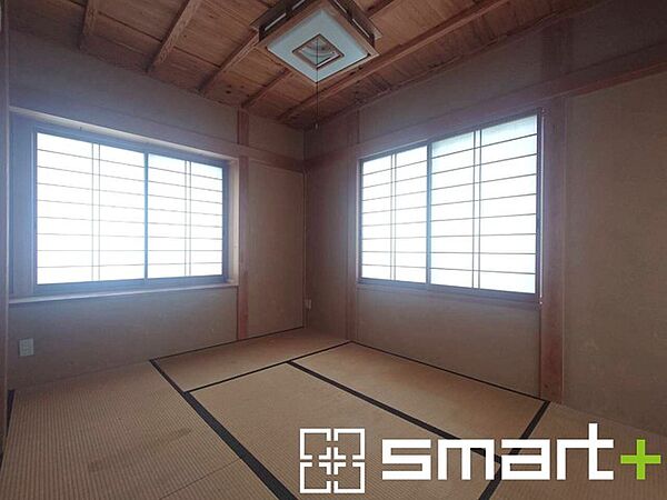 ～2面採光の明るいお部屋～ ・和室は2面採光とする事で穏やかな陽の入る明るい空間となっております。 ・くつろぎのプライベート時間を明るい空間で穏やかにお過ごしいただけます。