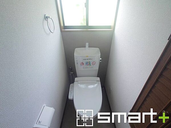 ～やはり便利なタンク式トイレ～ ・最近はタンクレストイレもございますが、タンク式の場合は停電時もお水を流すことが可能。 ・故障時なども比較的費用が安くなるなど、メリットが多くなります。