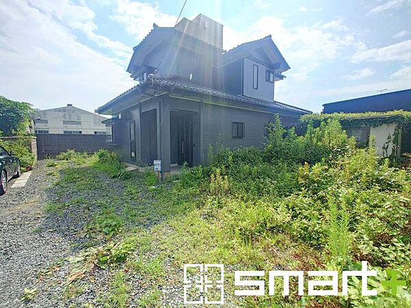 ～お庭もある余裕の敷地～ ・広々した敷地にはお庭もご用意。お庭があるだけで余裕を感じますね。 ・防草シートや人工芝の敷設などのオプションもお気軽にご相談くださいませ。