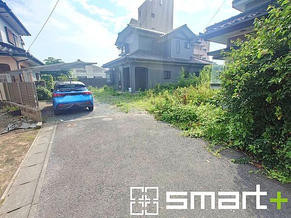 ～閑静な住宅街の立地～ ・周辺は閑静な住宅街となっておりますので、静かな暮らしをご実現いただけます。 ・前面道路の交通量も多くないので、小さなお子様がいるご家庭でもご安心ですね。