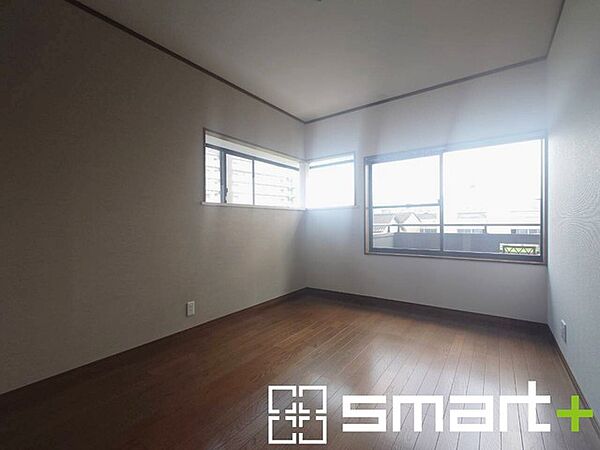 ～2面採光の明るいお部屋～ ・洋室は2面採光とする事で穏やかな陽の入る明るい空間となっております。 ・くつろぎのプライベート時間を明るい空間で穏やかにお過ごしいただけます。