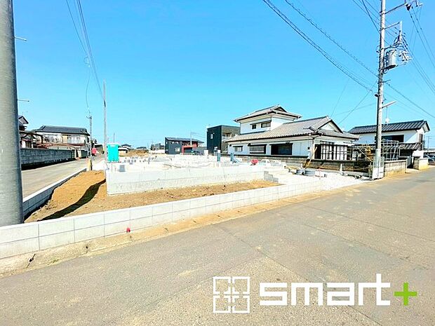 ~閑静な住宅街の立地~ ・周辺は閑静な住宅街となっておりますので、静かな暮らしをご実現いただけます。 ・前面道路の交通量も多くないので、小さなお子様がいるご家庭でもご安心ですね。