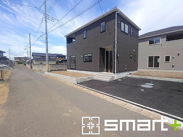 ~閑静な住宅街の立地~ ・周辺は閑静な住宅街となっておりますので、静かな暮らしをご実現いただけます。 ・前面道路の交通量も多くないので、小さなお子様がいるご家庭でもご安心ですね。
