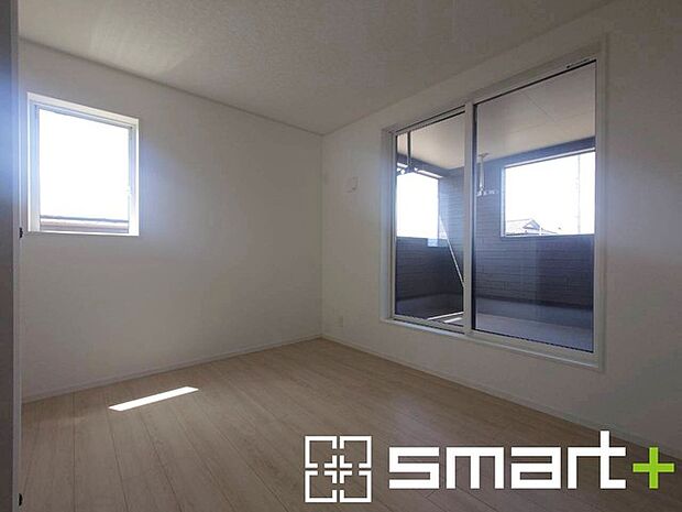 ~2面採光の明るいお部屋~ ・洋室は2面採光とする事で穏やかな陽の入る明るい空間となっております。 ・くつろぎのプライベート時間を明るい空間で穏やかにお過ごしいただけます。